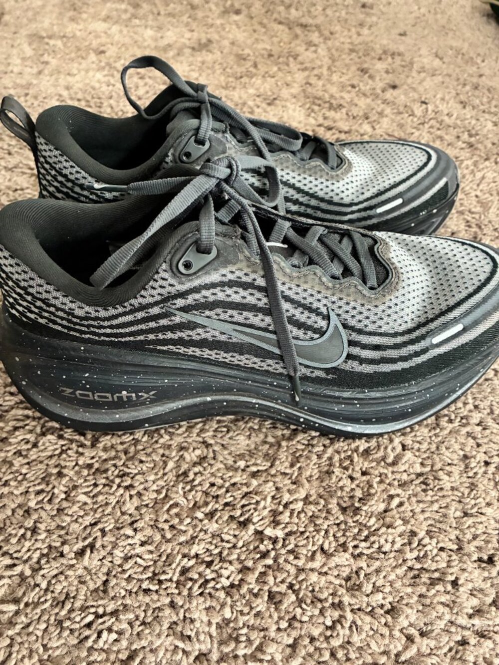 Vomero Plus Speckle Running Shoes (M 6.5 / W8)